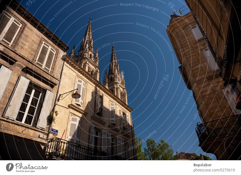 Glockenturm der katholischen Kirche Saint Louis des Chartrons in Bordeaux, Frankreich gotisch Bordeaux-Wein gironde Religion louis Heilige M Gott Röhren Dach