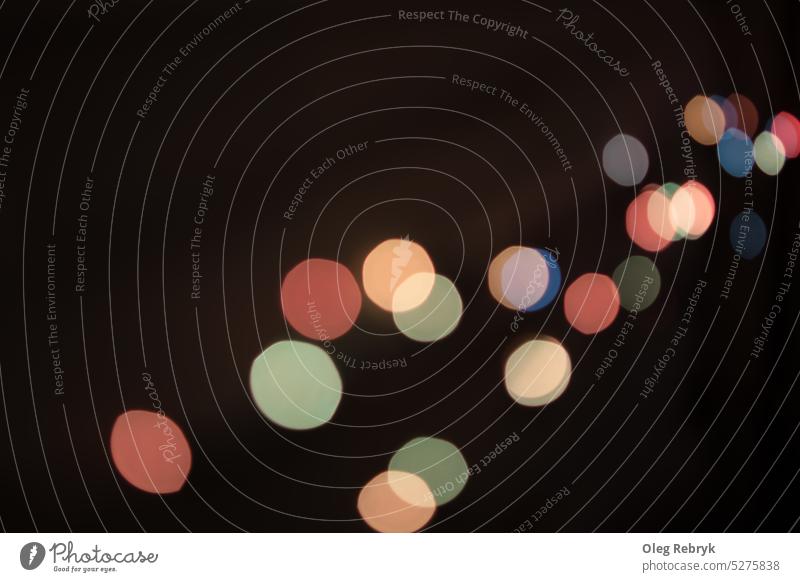 Neujahrsblendung durch eine Girlande auf schwarzem Hintergrund Unschärfe festlich glühen Blendung Nacht Licht neu hell Feier Weihnachten kreisen Farbe