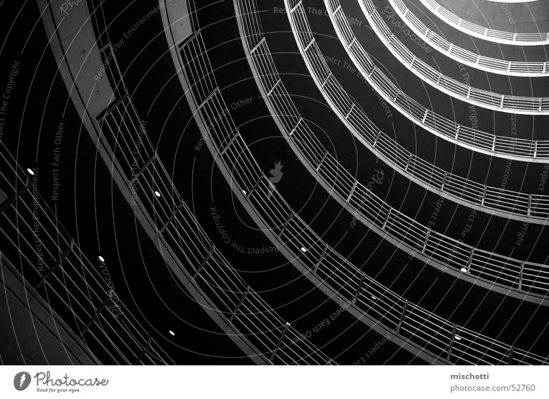 zum licht Parkhaus schwarz weiß Licht dunkel Zukunft rund parken unten Geländer Schatten UFO future oben Sonne