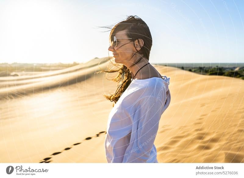 Frau in weißer Kleidung in der Wüste stehend Reisender Sand wüst Blauer Himmel wolkenlos Windstille idyllisch friedlich erwärmen frontera trocknen Buenos Aires