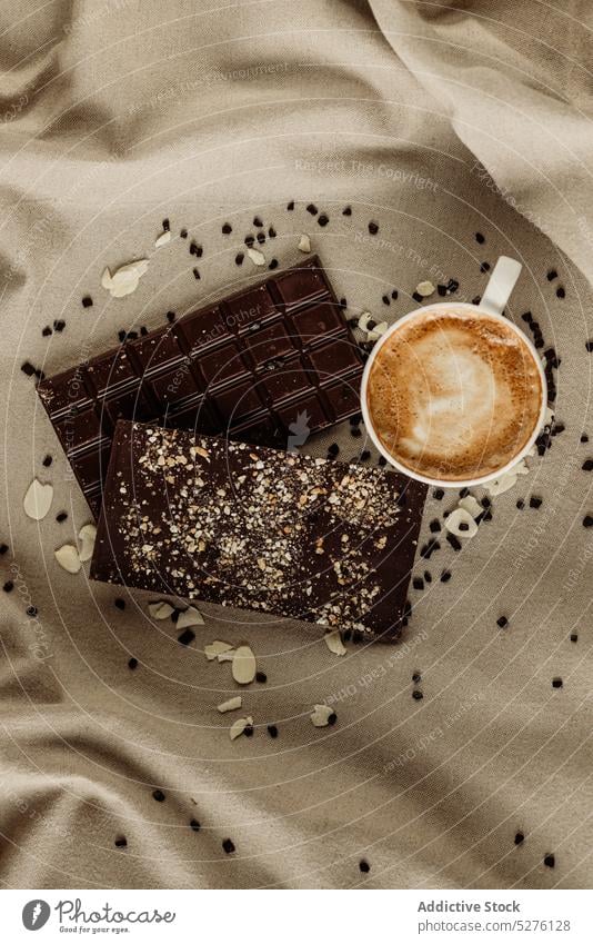 Tasse Kaffee mit Milch und Schokoriegel Schokolade Frühstück geschmackvoll Lebensmittel Muttern lecker Dessert süß Morgen orange Ernährung Zucker Kalorie