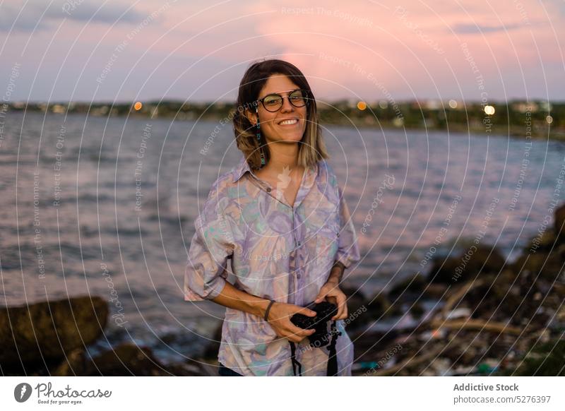 Junge Reisende, stehend am Meer Frau MEER Sonnenuntergang Wasser Urlaub reisen Abend Rippeln Dämmerung Windstille Abenddämmerung Himmel jung lässig Kuba Sommer