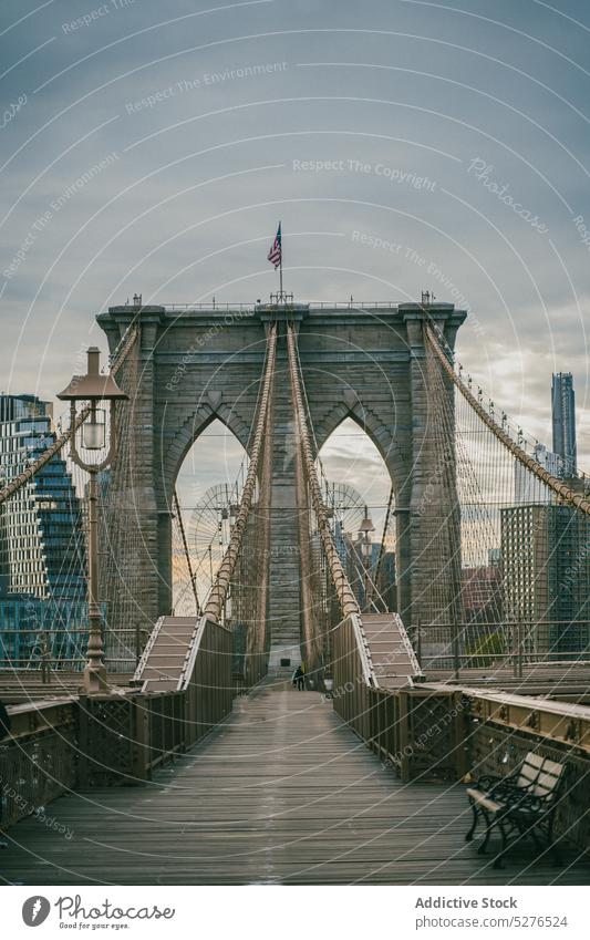 Brooklyn Bridge mit amerikanischer Flagge in der Stadt Brücke New York State Suspension Infrastruktur Gebäude urban Konstruktion Architektur Großstadt Struktur