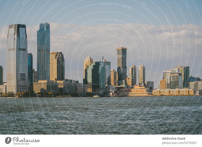 Stadtbild mit Wolkenkratzern und blauem Wasser Großstadt Gebäude MEER Stadtzentrum Revier Megapolis Skyline Megalopolis Blauer Himmel modern urban