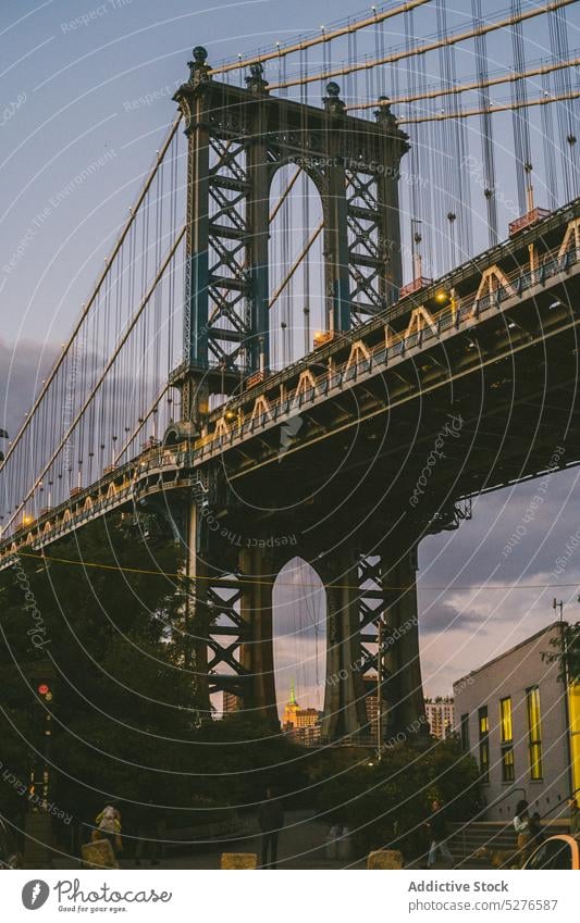 Manhattan-Hängebrücke bei Sonnenuntergang Straße Infrastruktur Metropole Megapolis Metall Architektur Struktur Sonnenlicht Maschinenbau modern Entwicklung