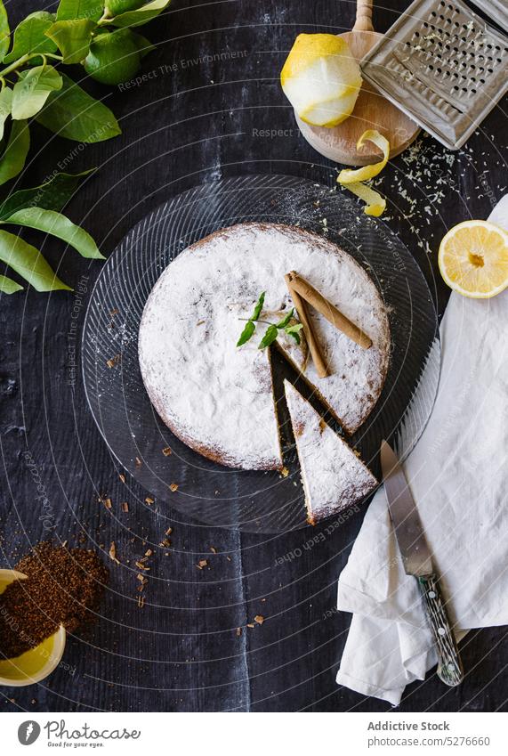 Teller mit leckerem Zitronenkuchen auf dem Tisch süß Dessert selbstgemacht Zimt Minze gebacken appetitlich dekorieren geschmackvoll Gebäck kleben Lebensmittel