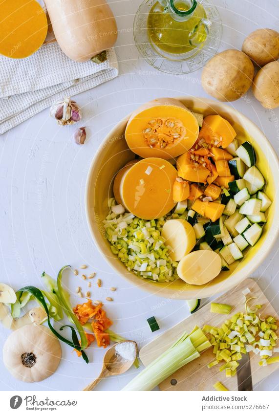 Zutaten für die Kürbiscremesuppe in der Schüssel Zucchini Bestandteil Suppe Sahne Lebensmittel Rezept Gemüse Vegetarier Scheibe Mittagessen Schalen & Schüsseln