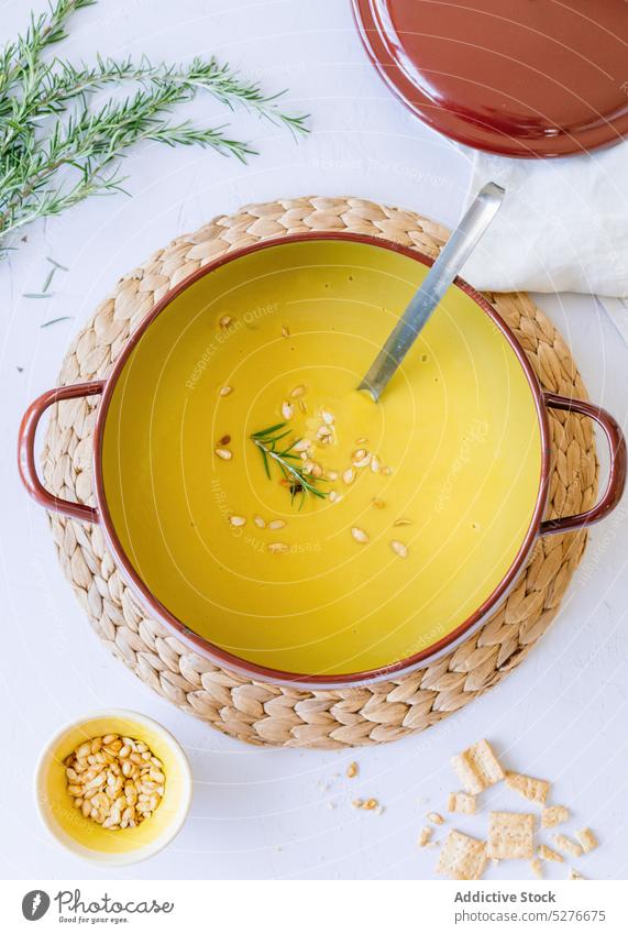 Kürbiscremesuppe im Kochtopf Sahne Suppe Lebensmittel Speise Mittagessen dienen lecker Püree Küche Mahlzeit Samen Bestandteil Tisch geschmackvoll kulinarisch