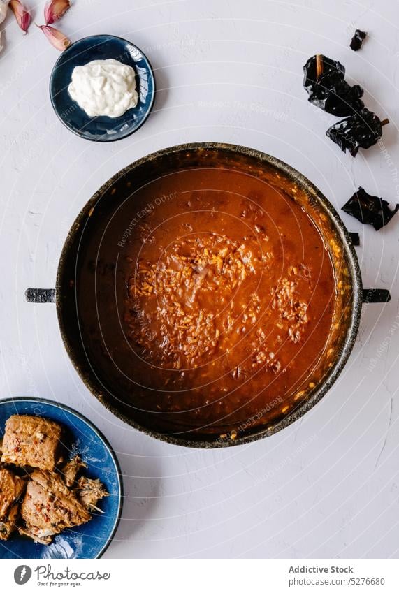 Appetitliches spanisches Gericht mit Reis auf dem Tisch Lebensmittel Speise lecker selbstgemacht Gemüse Tomate Spanisch Tradition Koch Küche typisch Mahlzeit