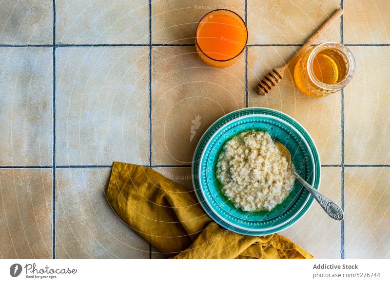 Gesundes Frühstück mit Haferflocken Haferbrei Schalen & Schüsseln Lebensmittel Gesundheit Liebling Saft Mahlzeit Morgen Serviette Keramik Löffel Tisch