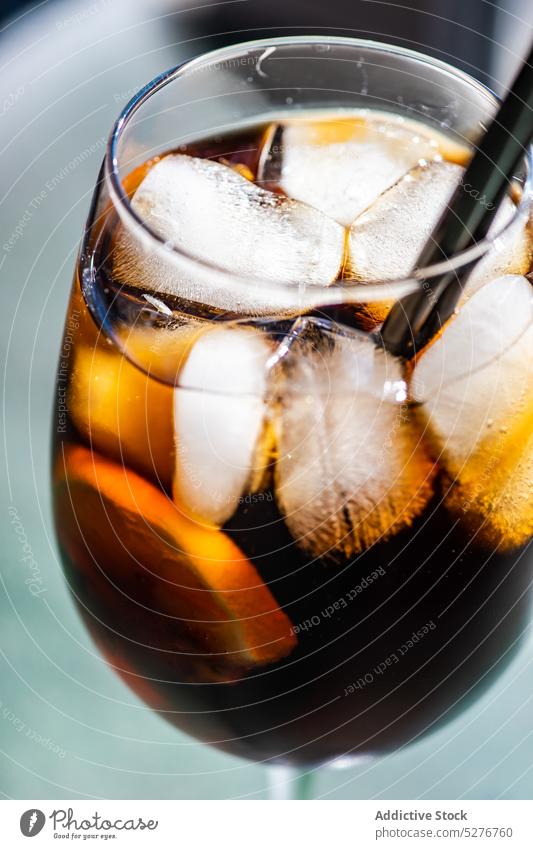 Cuba Libre-Cocktail im Glas Krone und Cola Kuba Libre Lounge-Eidechse Wodka Paralysator Alkohol Hintergrund Getränk Koffein Kaffee Koks Würfel trinken Eis