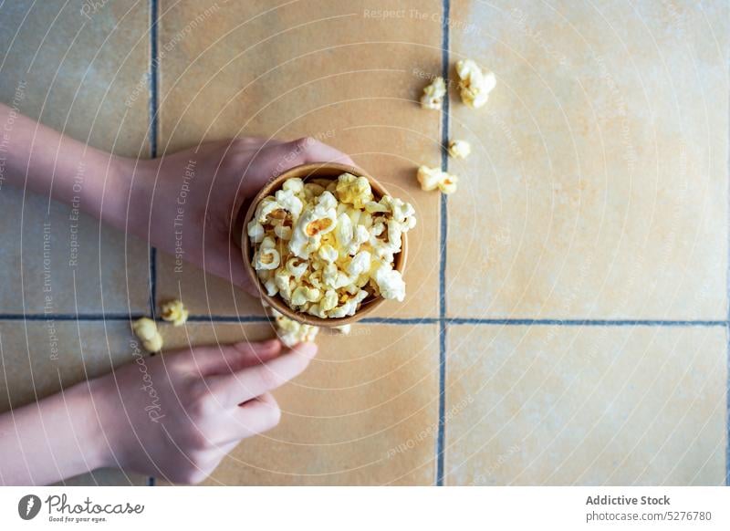 Pappbecher mit Popcorn-Snack Popkorn Hintergrund Keramik Kino abschließen Beton Container Mais knusprig Tasse essen Essen Fastfood fluffig Lebensmittel