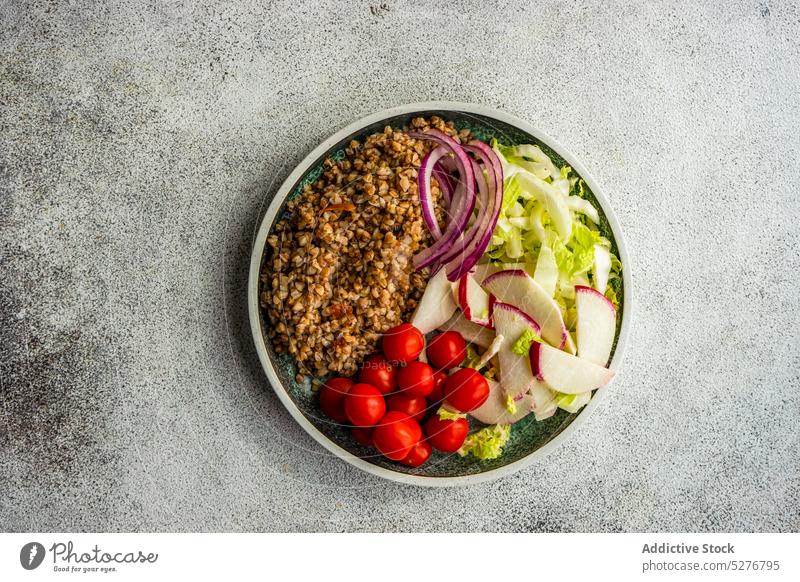 Schüssel mit Buchweizensalat Hintergrund Schalen & Schüsseln Kohlgewächse Kirschtomate Beton Besteck Diät essen Essen Lebensmittel frisch Feinschmecker grau