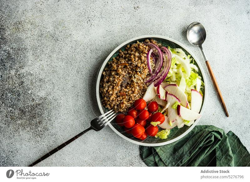 Schüssel mit Buchweizensalat Hintergrund Schalen & Schüsseln Kohlgewächse Kirschtomate Beton Besteck Diät essen Essen Lebensmittel frisch Feinschmecker grau