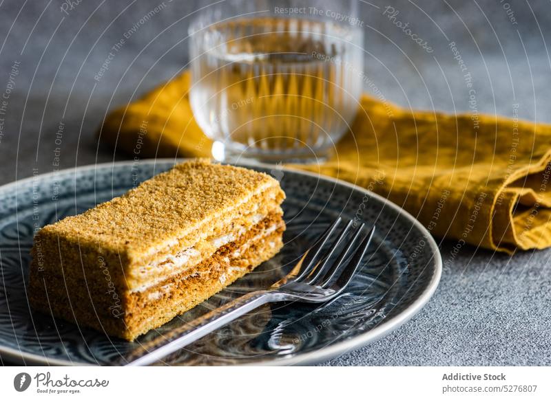 Honigkuchen auf dem Teller Kuchen Liebling backen Biskuit Keramikteller Sahne Dessert essen Lebensmittel Gabel Feinschmecker Mahlzeit Zucker Gebäck serviert