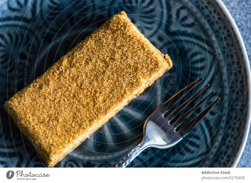 Honigkuchen auf dem Teller Kuchen Liebling backen Biskuit Keramikteller Sahne Dessert essen Lebensmittel Gabel Feinschmecker Mahlzeit Zucker Gebäck serviert