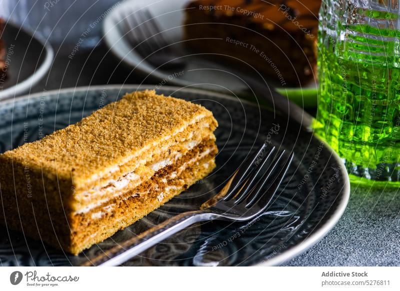 Honigkuchen auf dem Teller Kuchen Liebling backen Biskuit Keramikteller Sahne Dessert essen Lebensmittel Gabel Feinschmecker Mahlzeit Zucker Gebäck serviert