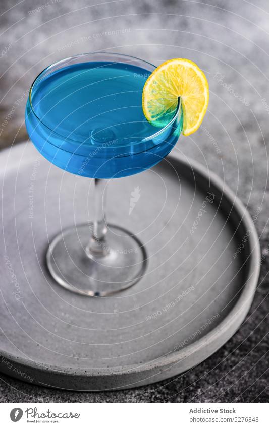 Glas blaues Kamikaze-Getränk Alkohol alkoholisch Hintergrund Cocktail Beton Kristalle trinken lustig Feinschmecker Eis Zitrone Licht Likör Party Schuss