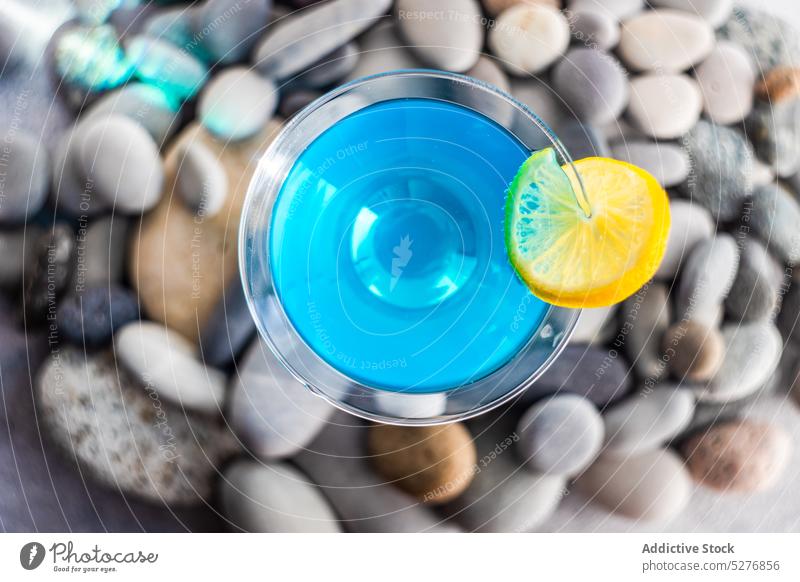 Glas blaues Kamikaze-Getränk Alkohol alkoholisch Hintergrund Cocktail Beton Kristalle trinken lustig Feinschmecker Eis Zitrone Licht Stein Likör Party Schuss