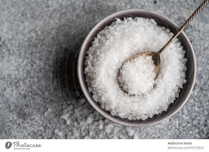 Kochkonzept mit Meersalz Schalen & Schüsseln Keramik Konzept Beton Essen zubereiten Kristalle essen Lebensmittel Küche Mahlzeit Gewürz Löffel Steinsalz Tisch