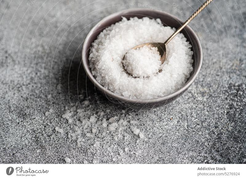 Kochkonzept mit Meersalz Schalen & Schüsseln Keramik Konzept Beton Essen zubereiten Kristalle essen Lebensmittel Küche Mahlzeit Gewürz Löffel Steinsalz Tisch