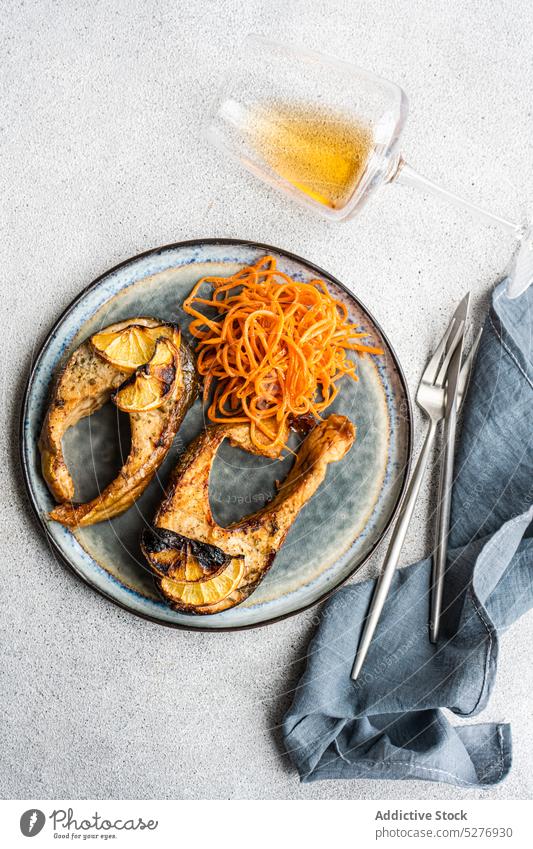 Lachssteak und Wein Hintergrund gebacken grillen Beton Diät Abendessen trockener Wein Essen Fisch Lebensmittel ein Glas Wein Feinschmecker Grillrost gegrillt