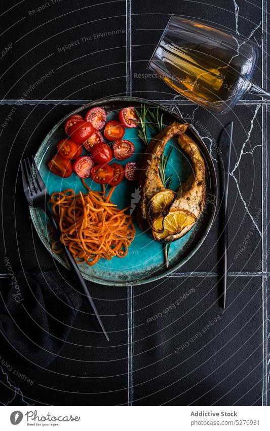 Lachssteak und Wein von oben Hintergrund gebacken grillen schwarz Beton Diät Abendessen trockener Wein Essen Fisch Lebensmittel ein Glas Wein Feinschmecker