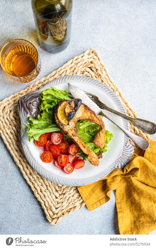 Ansicht von oben Gesundes Abendessen mit Lachs Hintergrund gebacken grillen Beton Diät trockener Wein Essen Fisch fischförmig Lebensmittel ein Glas Wein