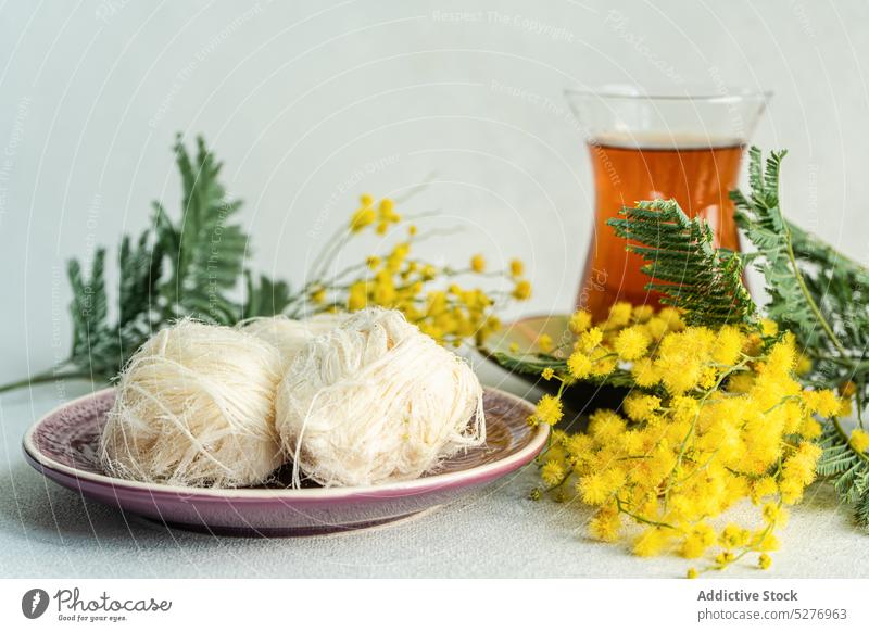 Türkischer Genuss und Tee trinken Dessert acacia dealbata Ostern Aroma aromatisch Hintergrund Getränk Blaukehlchen Beton Freude essen Essen Flora geblümt Blume