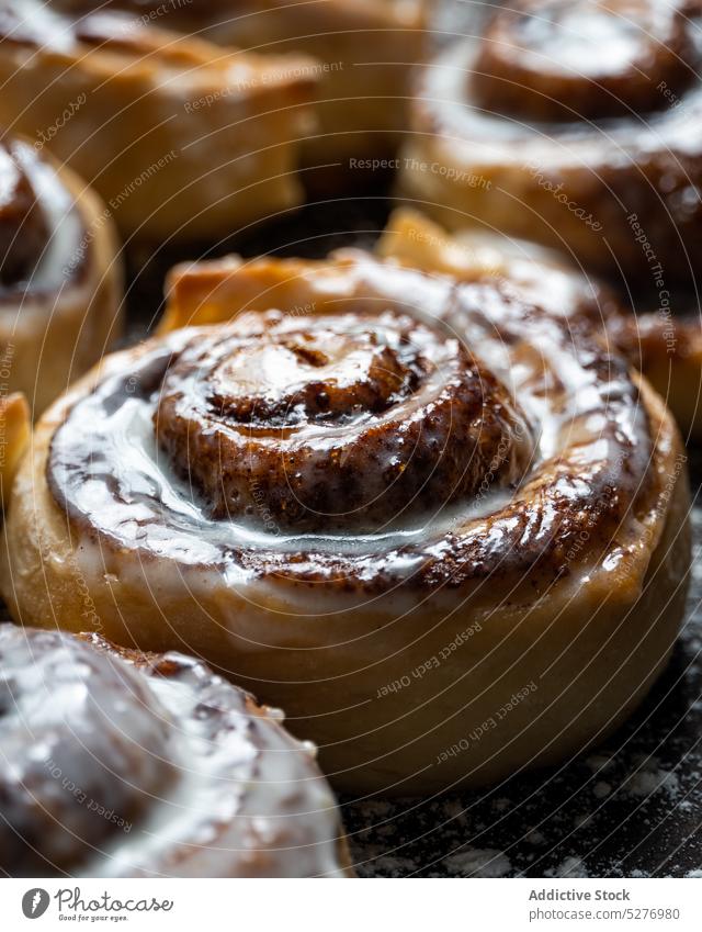 Leckere hausgemachte süße Brötchen auf dem Tisch Dessert Keks gebacken Bäckerei rollen Zimt lecker Gebäck Lebensmittel geschmackvoll selbstgemacht Sahne frisch