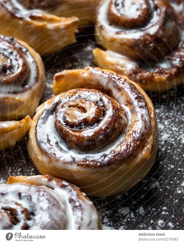 Leckere hausgemachte süße Brötchen auf dem Tisch Dessert Keks gebacken Bäckerei rollen Zimt lecker Gebäck Lebensmittel geschmackvoll selbstgemacht Sahne frisch