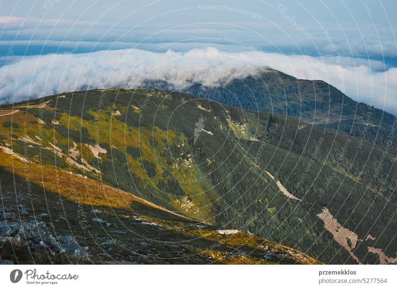 Berglandschaft. Landschaftliche Ansicht von Berggipfeln, Hängen, Hügeln und Tälern, bedeckt mit nebligen Hängen und Tälern. Panoramablick Berge u. Gebirge Natur