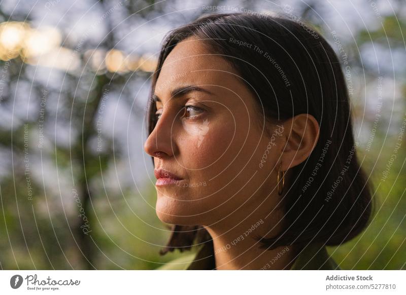 Verträumte Frau mit geschlossenen Augen Herbst nachdenklich charmant Vorschein Park Augen geschlossen Baum Natur ruhig fallen herzlich Windstille Kurze Haare