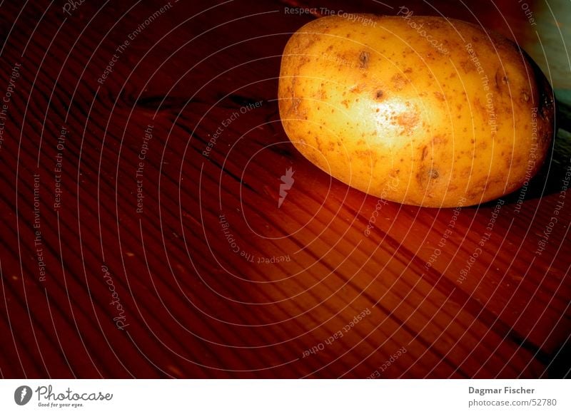 Potato on Wood Farbfoto Strukturen & Formen Textfreiraum links Textfreiraum oben Textfreiraum unten Textfreiraum Mitte Hintergrund neutral Licht Schatten