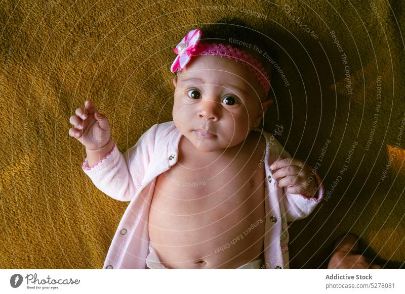 Crop Eltern, die ihr Baby im Bett anziehen Body Mädchen Decke Kind Tochter Zusammensein bezaubernd wenig Säugling Lügen heimwärts Kleid Pflege niedlich