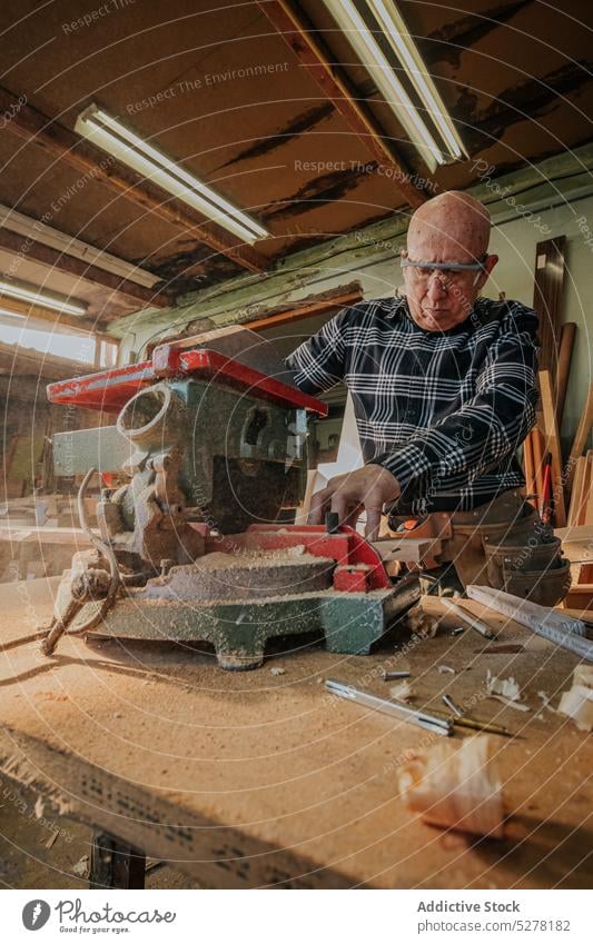 Tischler schneidet Holz auf Tischkreissäge Mann Zimmerer geschnitten Kreissäge Tischlerarbeit Werkstatt Holzplatte Arbeit Schiffsplanken Hobelbank Säge