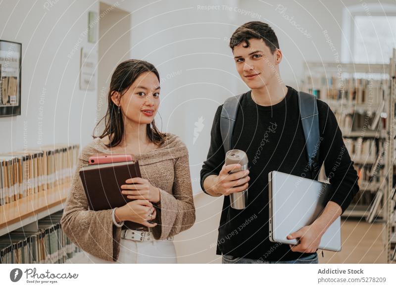 Inhaltlich unterschiedliche Studenten in der Bibliothek Schüler positiv Buch Prüfungsvorbereitung lernen Laptop Wissen Bildung forschen heiter jung