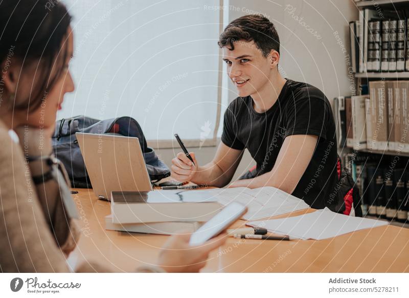 Konzentrierte Schüler arbeiten an einem Projekt in der Bibliothek Zusammensein Laptop lernen Hausaufgabe Apparatur Bildung Fokus Konzentration Hochschule Wissen