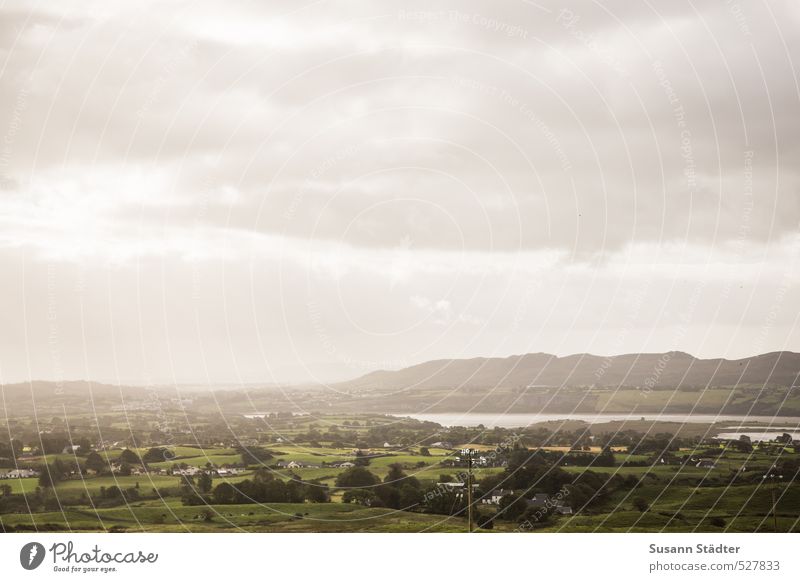 grüne Insel Wiese Feld Hügel Küste See Dorf Haus wild Republik Irland Sligo Himmel Farbfoto Außenaufnahme Tag Licht Totale