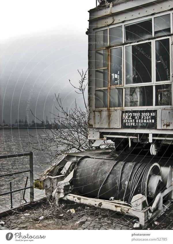 Hafen Hamburg Kran Gewässer Fenster Küste Wasser Elbe Rost dreckig Geländer Himmel