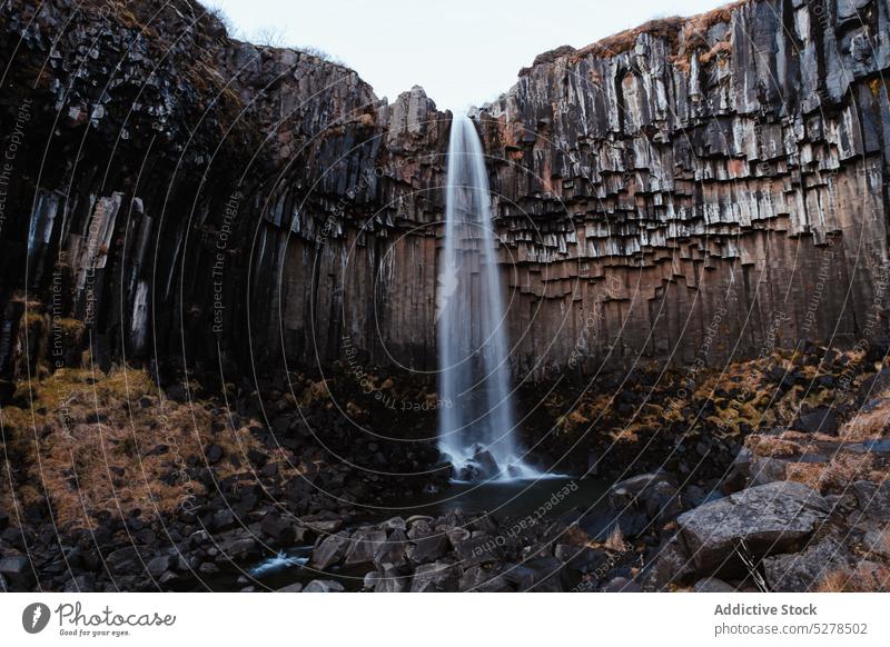 Unebener Felsen mit sauberem Wasserfall Klippe Fluss Berge u. Gebirge strömen atemberaubend Formation Island Vatnajokull Nationalpark Stein fließen Kaskade