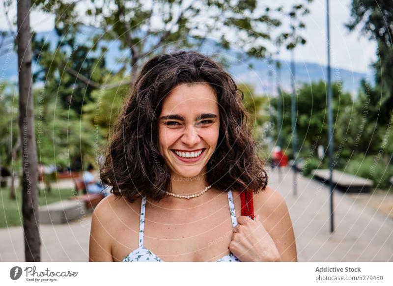 Fröhliche Frau genießt Sommertag im Park Lächeln Glück Sonne heiter Wochenende genießen Kleid Natur jung Freude froh positiv Optimist ruhen Vergnügen sorgenfrei