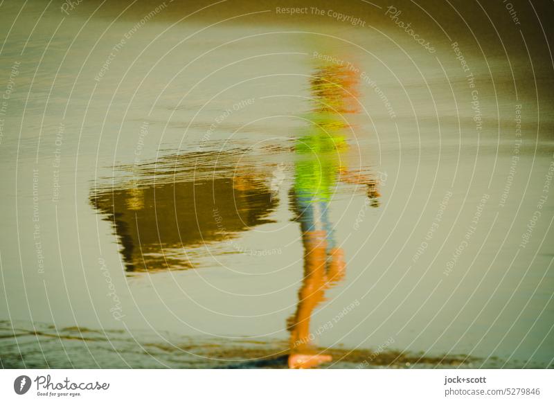 muntere Jugendliche am Meer Reflexion u. Spiegelung Mensch Wasseroberfläche Wasserspiegelung Ferien & Urlaub & Reisen verschwommen Silhouette Sonnenlicht