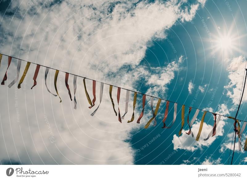 Feiern unter freiem Himmel Girlande bunt Dekoration & Verzierung Feste & Feiern geschmückt Straßenfest flattern Wimpel Wimpelkette Wolken blau Schönes Wetter