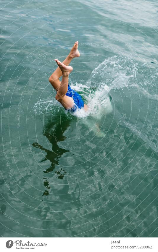 Sprung in die neue Badesaison schwimmen Badehose baden Sport Freizeit & Hobby Junge frei lebendig See Wasser Kopfsprung springen kopfüber Schwimmen & Baden