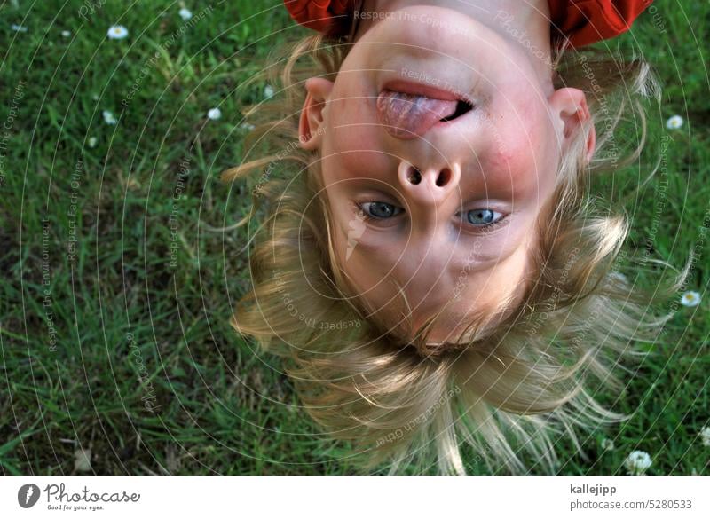 er-wachsen Kind Junge Kopfstand kopfüber Zunge frech Kindheit Gesicht Porträt Freude Fröhlichkeit lustig Mensch Farbfoto Mund Außenaufnahme Glück