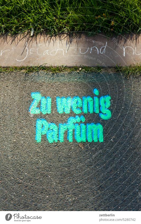 Zu wenig Rarfüm abstrakt aussage begriff botschaft buchstabe einzelbuchstabe farbe gesprayt grafitti grafitto kreide letter message nachricht parole passwort