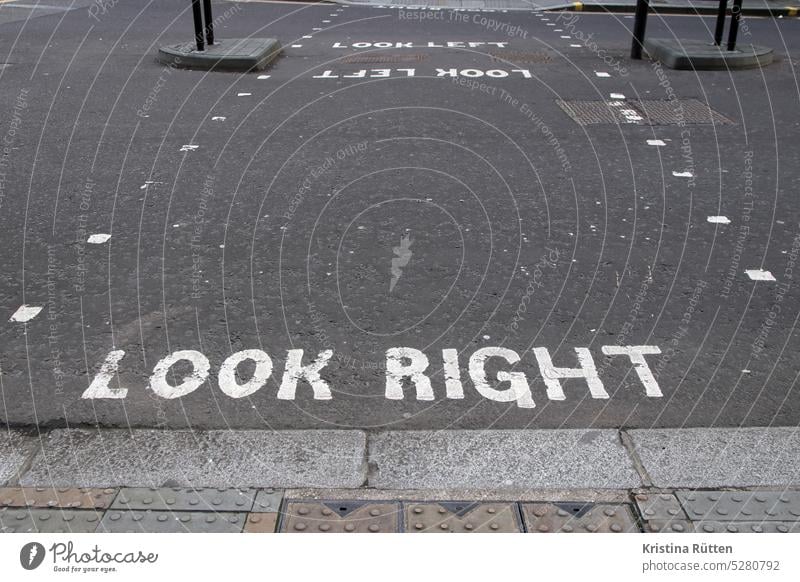 look right beschriftung auf der englischen straße rechts gucken überweg fahrbahn hinweis text boden england london linksverkehr straßenverkehr fußgänger