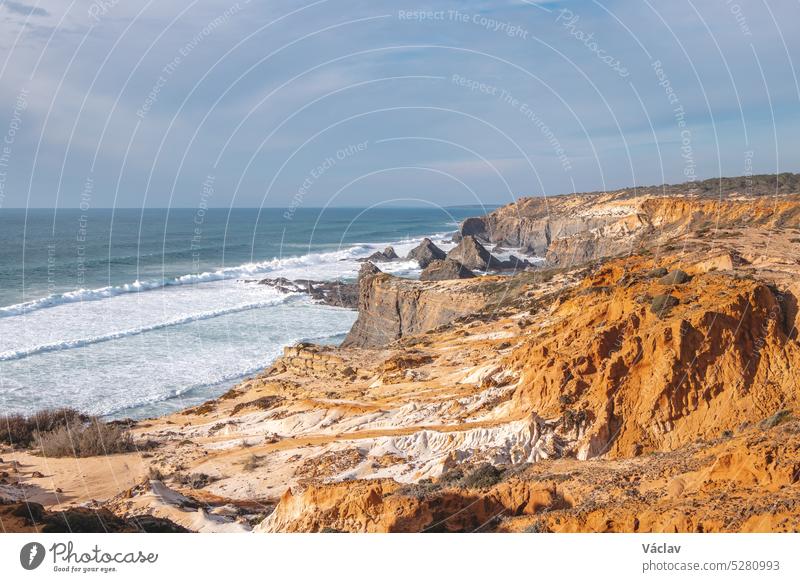 Mondlandschaft mit steilen Klippen an der Atlantikküste in der Region Odemira, Westportugal. Wanderung auf dem Fischerpfad, Rota Vicentina zerklüftet