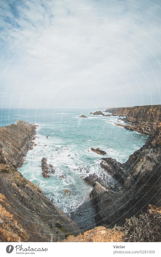 Blick auf die aus dem Atlantik aufragenden Felsen in Zambujeira do Mar, Region Odemira, Westportugal. Wanderung auf dem Fischerpfad, Rota Vicentina Absturz